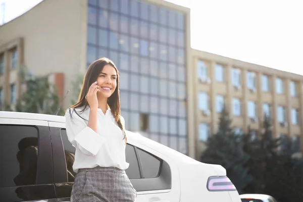 Giovane Donna Affari Che Parla Sul Cellulare Vicino All Auto — Foto Stock