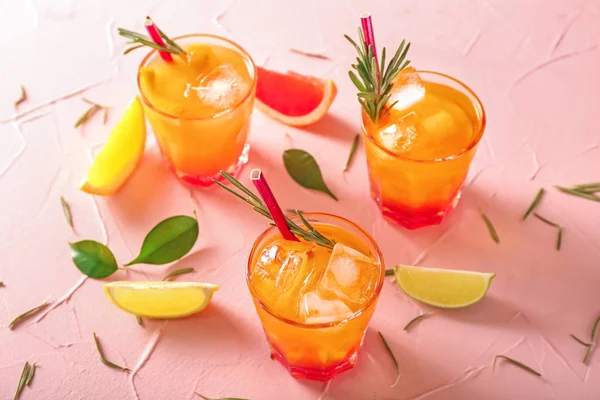 Frischer Sommercocktail Gläsern Auf Farbtisch — Stockfoto