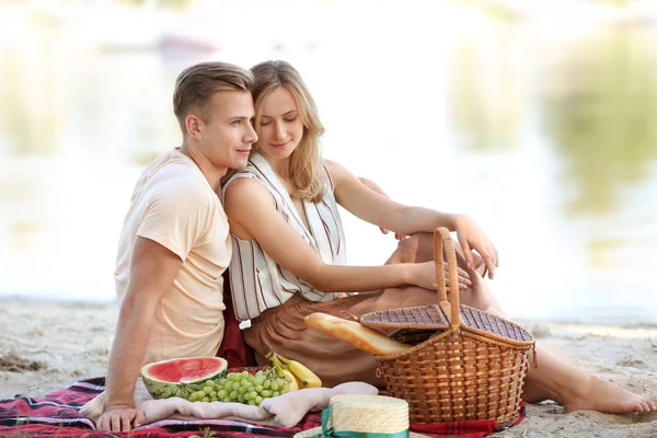 Jeune Couple Mignon Sur Date Romantique Près Rivière — Photo