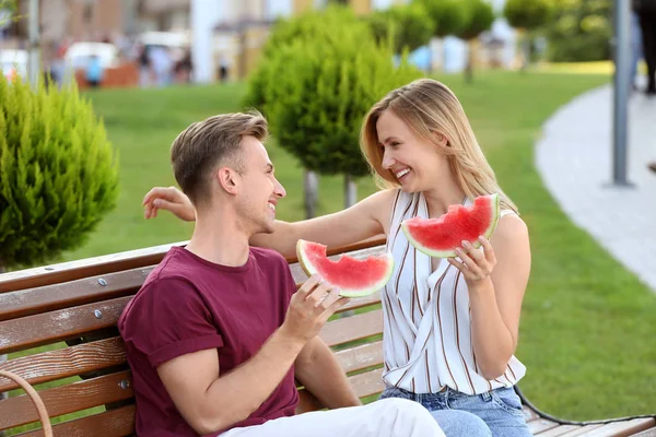 Mignon Jeune Couple Mangeant Pastèque Sur Date Romantique Plein Air — Photo