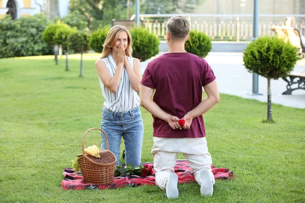 Young Man Making Proposal His Girlfriend Romantic Date Park — Stock Photo, Image