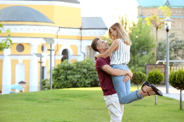 Cute Młoda Para Zabawy Zewnątrz — Zdjęcie stockowe