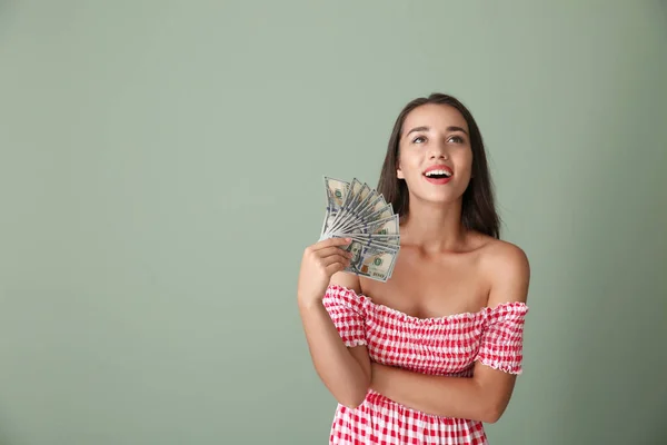 Mujer Joven Feliz Con Dinero Fondo Color —  Fotos de Stock