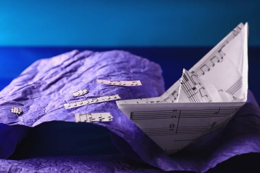 Müzik notaları ile Origami teknede dalgaları taklit kağıt