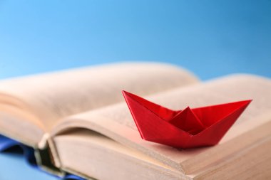 Açık kitap, closeup teknede origami
