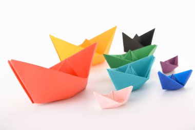 Beyaz arka plan üzerinde origami tekneler