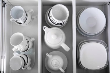 Mutfak çekmecesinde temiz sofra set