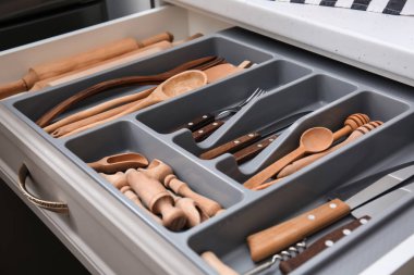 Çekmecede temiz mutfak aletleri var.