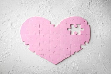 Pembe bulmacalar ışık arka plan üzerinde yapılan kalp