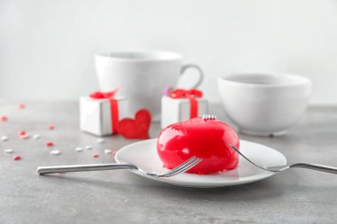 Kalp şeklinde tatlı gri tablo ile plaka