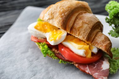 Et ve yumurta tablo ile lezzetli kruvasan sandviç