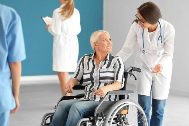 Özürlü Olgun kadın genç kadın doktor kliniği ile