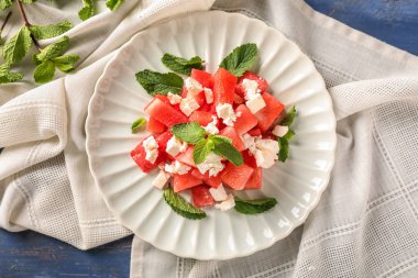 Masada lezzetli karpuz salata ile plaka