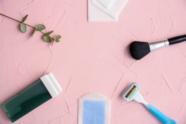 Set için epilasyon düz renkli arka plan üzerinde yatıyordu