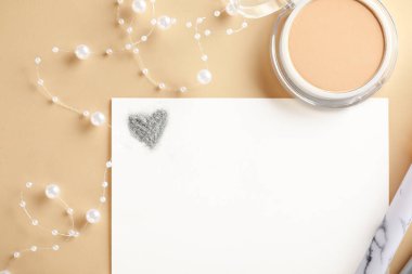 Dekoratif kozmetik ve renk arka plan üzerinde kağıt kompozisyonu