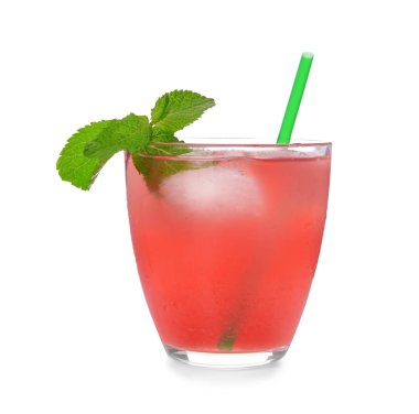 Taze karpuz limonata beyaz zemin üzerine bir bardak