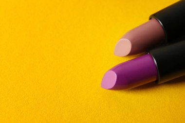 Farklı tonları renk arka plan üzerinde rujlar