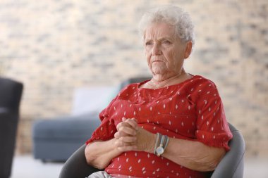 Depresif yaşlı kadın evde