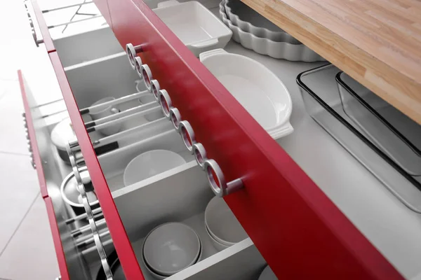 Набор Чистой Кухонной Посуды Открытых Ящиках — стоковое фото