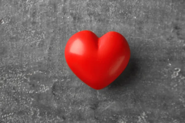 Corazón Rojo Sobre Fondo Gris — Foto de Stock