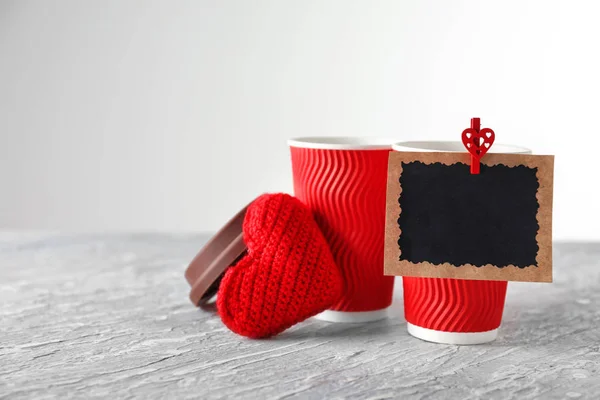 Tazas Café Con Tarjeta Blanco Corazón Mesa Luz — Foto de Stock