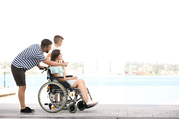 Jeune Femme Fauteuil Roulant Avec Famille Marchant Extérieur — Photo