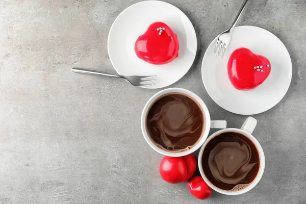 在灰色桌子上的心形甜点杯热巧克力 — 图库照片