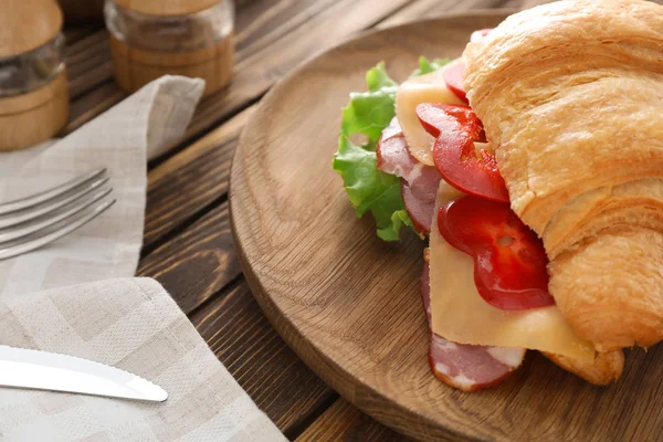 Leckeres Croissant Sandwich Mit Fleisch Auf Holzteller — Stockfoto