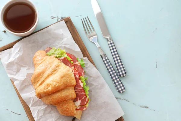 Holzbrett Mit Leckerem Croissant Sandwich Und Einer Tasse Tee Auf — Stockfoto