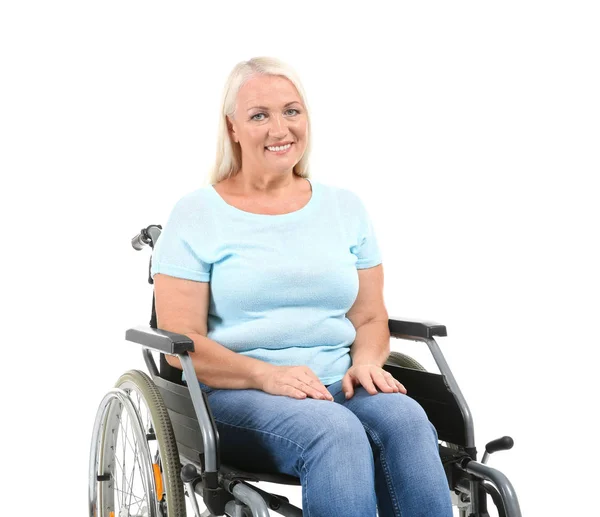 Starsza Kobieta Siedzi Wózku Inwalidzkim Białym Tle — Zdjęcie stockowe