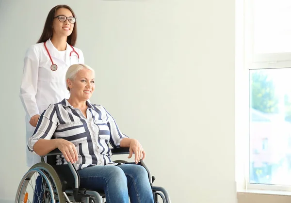 Mulher Madura Deficiente Com Jovem Médico Clínica — Fotografia de Stock