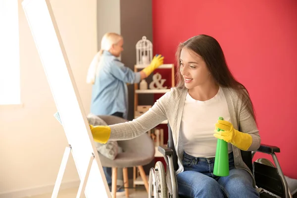 Jovem Mulher Cadeira Rodas Sua Mãe Limpeza Casa — Fotografia de Stock