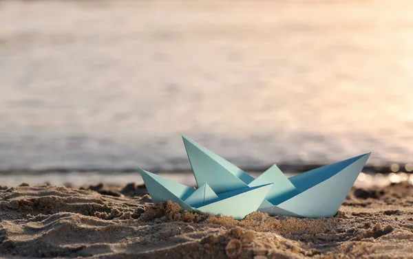 Origami Καραβάκια Στην Ακτή Θάλασσας — Φωτογραφία Αρχείου