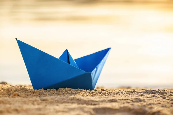 Βάρκα Origami Στην Ακτή Θάλασσας — Φωτογραφία Αρχείου