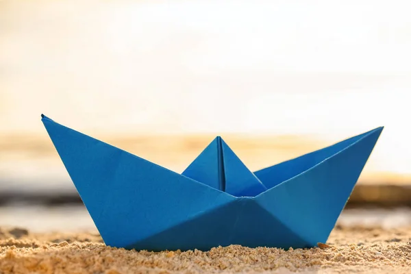 Βάρκα Origami Στην Ακτή Θάλασσας — Φωτογραφία Αρχείου