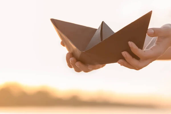 Γυναίκα Που Κρατά Βάρκα Origami Εξωτερικούς Χώρους — Φωτογραφία Αρχείου