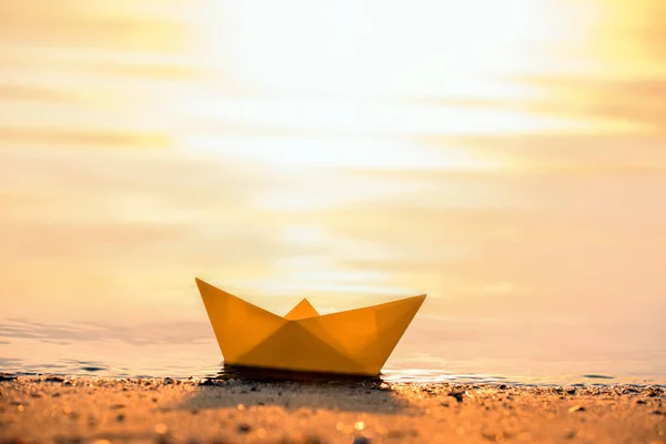 Origami Σκάφος Στην Επιφάνεια Του Νερού Κοντά Τράπεζα — Φωτογραφία Αρχείου