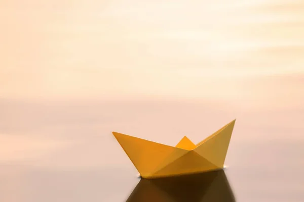 Origami Σκάφος Στην Επιφάνεια Νερού — Φωτογραφία Αρχείου