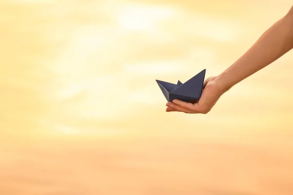 Mujer Sosteniendo Barco Origami Cerca Del Río Atardecer —  Fotos de Stock