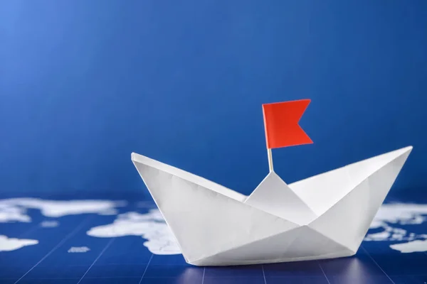 Origami Σκάφος Στον Παγκόσμιο Χάρτη Έννοια Του Ταξιδιού — Φωτογραφία Αρχείου