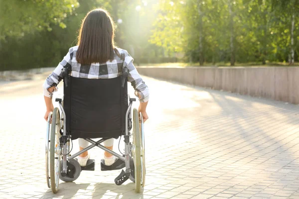 Jeune Femme Fauteuil Roulant Extérieur — Photo