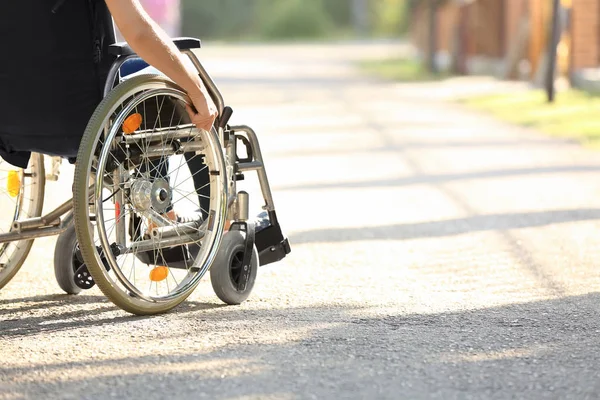 Νεαρή Γυναίκα Αναπηρικό Αμαξίδιο — Φωτογραφία Αρχείου