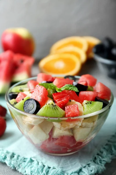 Tigela Com Deliciosa Salada Melancia Mesa — Fotografia de Stock