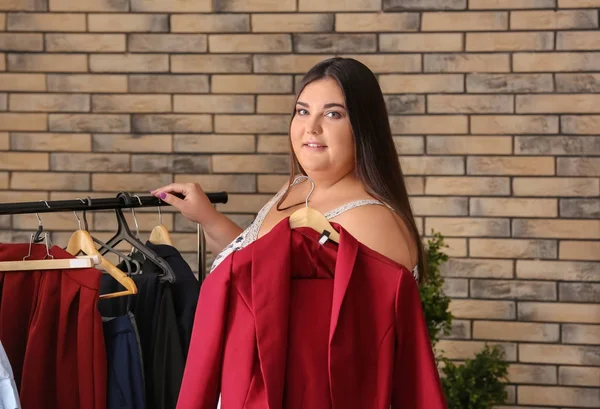Overweight Woman Choosing Clothes Shop — Stock Photo, Image