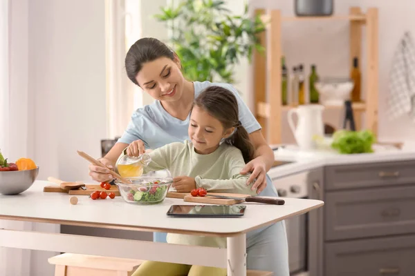 Mother Daughter Cooking Together Kitchen — Stock Photo, Image