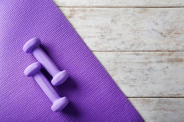 Tapis Yoga Avec Haltères Sur Fond Bois Clair — Photo