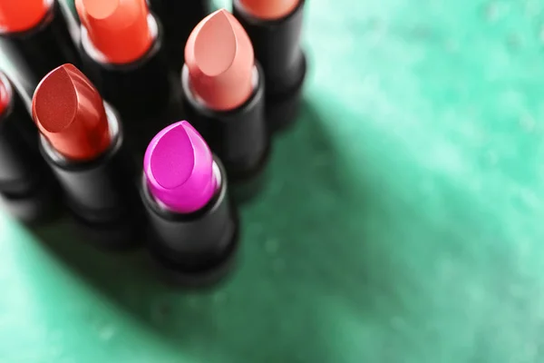 Verschiedene Lippenstifte Auf Farbigem Hintergrund — Stockfoto