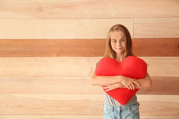 木製の背景に赤のハートとかわいい女の子 — ストック写真