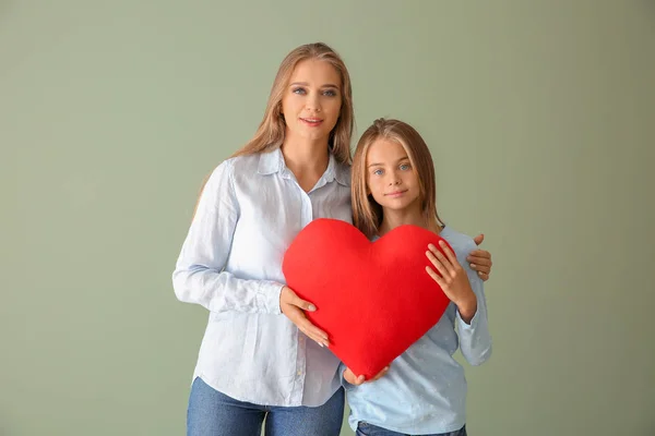 かわいい女の子と彼女の母親が背景色のハート型赤 — ストック写真