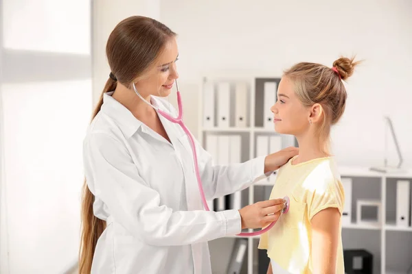 Médico Feminino Examinando Menina Clínica — Fotografia de Stock